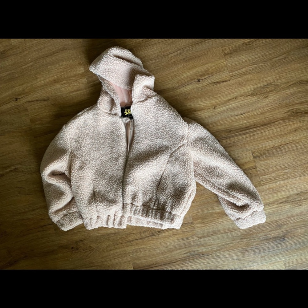 Bundle of 1 coat, 2 sweaters and 1 jacket women’s